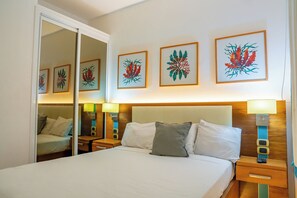 2 chambres, coffres-forts dans les chambres, fer et planche à repasser