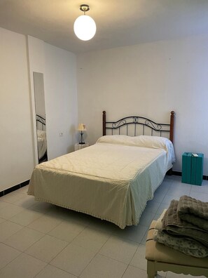 2 Schlafzimmer, Schreibtisch, Bügeleisen/Bügelbrett, WLAN