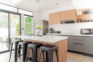 Réfrigérateur, four à micro-ondes, un four, surface de cuisson