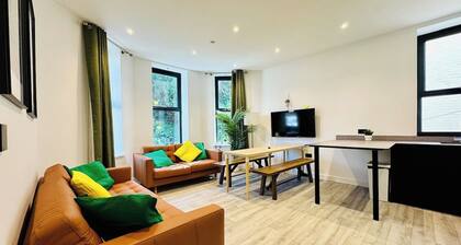 Premium 3-Bed Apt - Heart of Town - Walk to Beach