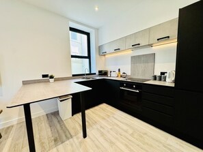 Jääkaappi, mikroaaltouuni, uuni, liesi