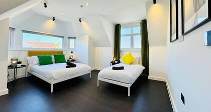 BIG Penthouse - 3-Bedroom - 2-Bathroom - Sleeps 8