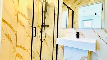 Sèche-cheveux, serviettes fournies