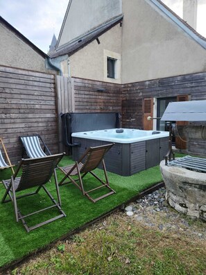 Outdoor spa tub - T'M3L, family home near the castle with large garden and Spa option (Meillant)