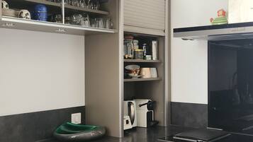 Horno, placa de cocina, lavavajillas, cafetera/tetera