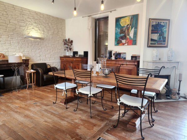 Dining - T'M3L, family home near the castle with large garden and Spa option (Meillant)