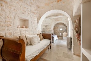 5 quartos, ferros/tábuas de passar roupa, acesso à internet