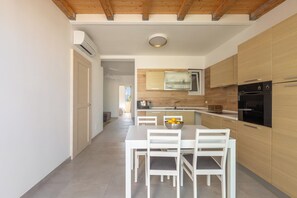 Kühlschrank, Herdplatte, Geschirrspüler, Kochgeschirr/Geschirr/Besteck