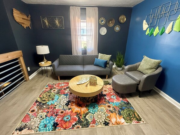 Smart TV - Charming and Cozy One-Bedroom Retreat in the Heart of Fountain Square (Indianapolis)