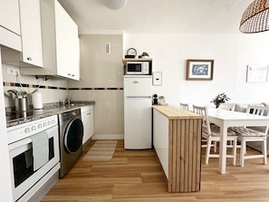 Kühlschrank, Mikrowelle, Ofen, Wasserkocher mit Kaffee-/Teezubehör
