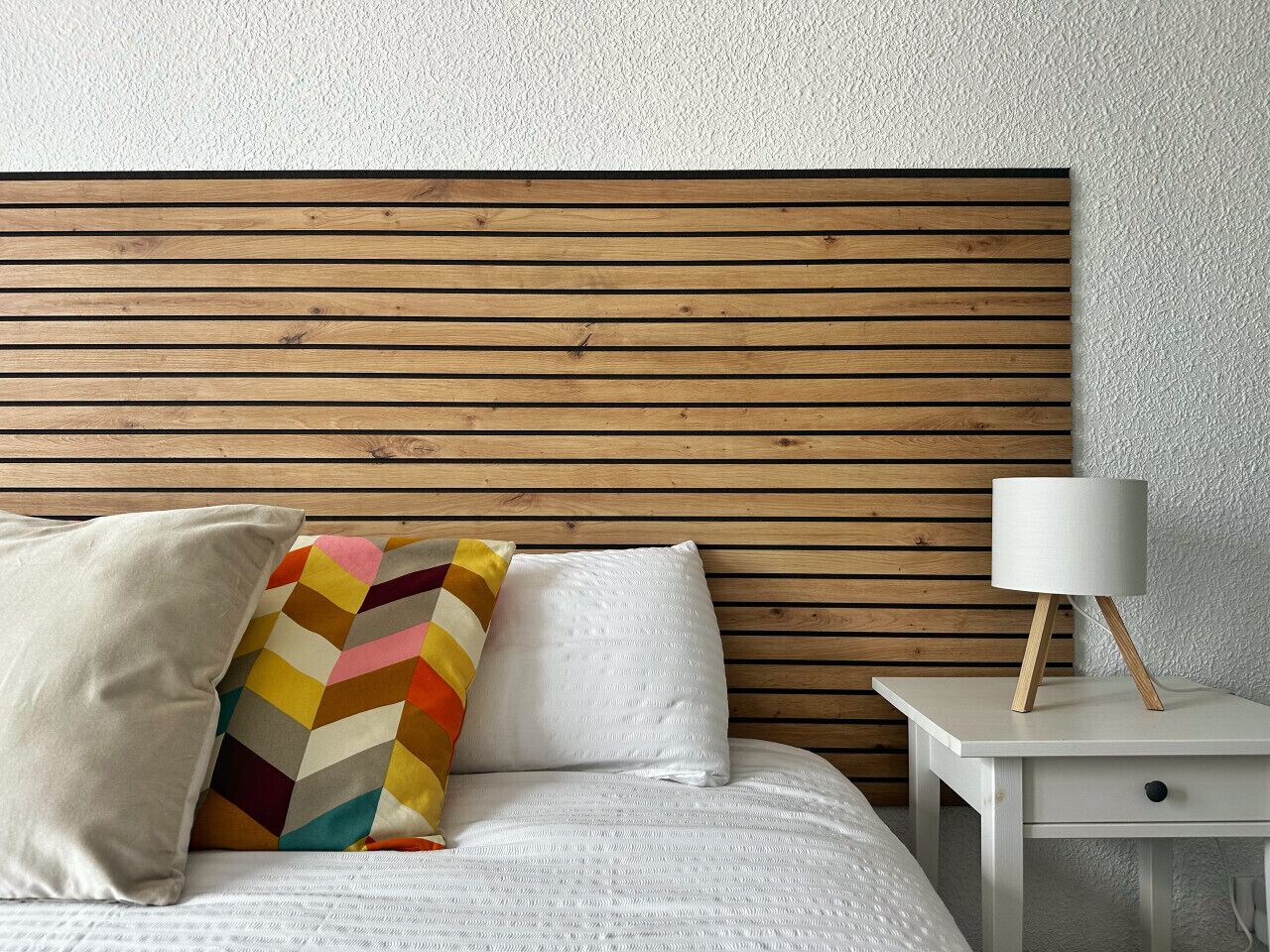 2 dormitorios, tabla de planchar con plancha, ropa de cama
