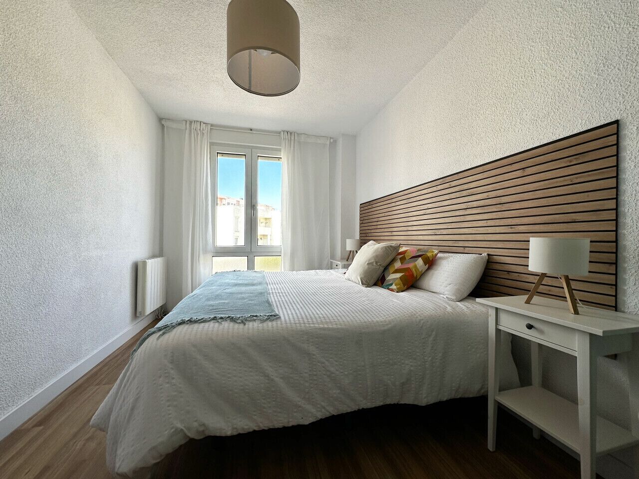 2 dormitorios, tabla de planchar con plancha, ropa de cama