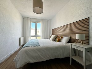 2 slaapkamers, een strijkplank/strijkijzer, beddengoed