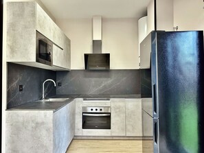 冷蔵庫、電子レンジ、オーブン、コンロ