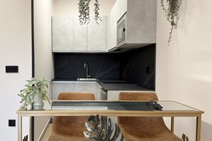 Kühlschrank, Mikrowelle, Herdplatte, Geschirrspüler