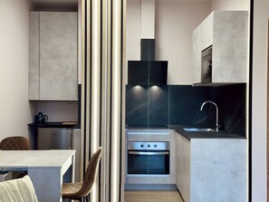 Réfrigérateur, micro-ondes, four, plaque de cuisson