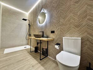 Secador de pelo, toallas