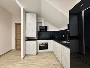 Frigorífic, microones, forn i placa de cuina 