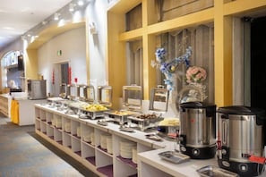 Ein Buffet mit verschiedenen Speisebehältern und Geräten.