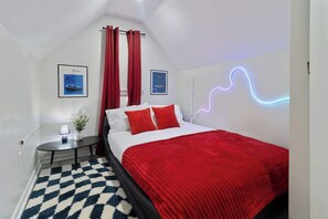 4 bedrooms, iron/ironing board, free WiFi, bed sheets - Backyard Dome, Games, Home in Corktown 4bd 2ba (Detroit)