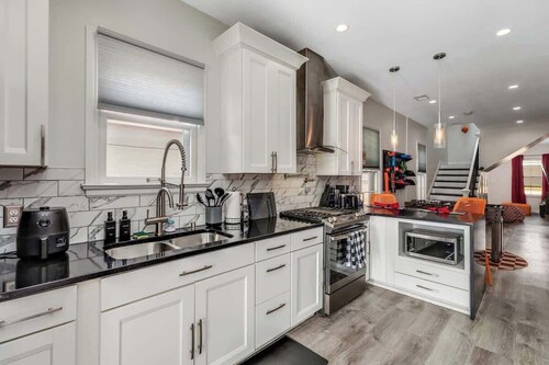 Backyard Dome, Games, Home in Corktown 4bd 2ba