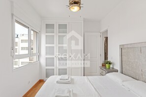 3 quartos, ferros/tábuas de passar roupa, Wi-Fi, roupa de cama