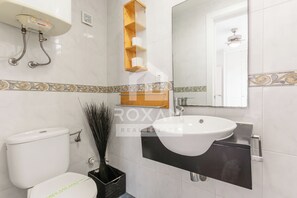 Een douche, een haardroger, handdoeken, toiletpapier