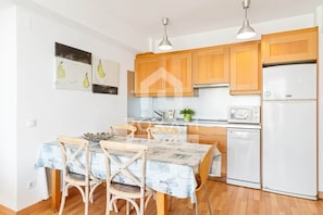 Coffee/tea maker, electric kettle, dining tables