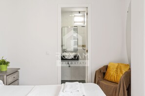 Chuveiro, secador de cabelo, toalhas de banho, papel higiênico