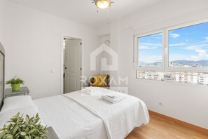 3 slaapkamers, een strijkplank/strijkijzer, wifi, beddengoed