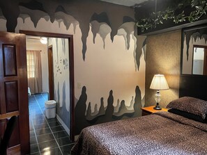 1 bedroom, in-room safe, iron/ironing board, travel crib - CAVE ROOM - Close to Beach - One Bedroom Suite (San Pedro)