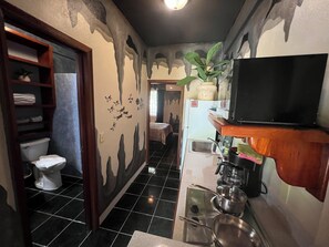 Fridge, microwave, stovetop, coffee/tea maker - CAVE ROOM - Close to Beach - One Bedroom Suite (San Pedro)