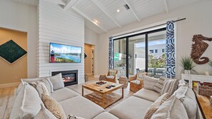 Smart TV, chimenea, futbolito y tenis de mesa 
