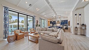 Smart TV, fireplace, table football, ping pong - Luxury Resort-Like Home at St. Armands Circle and Lido Key Beach (Sarasota)