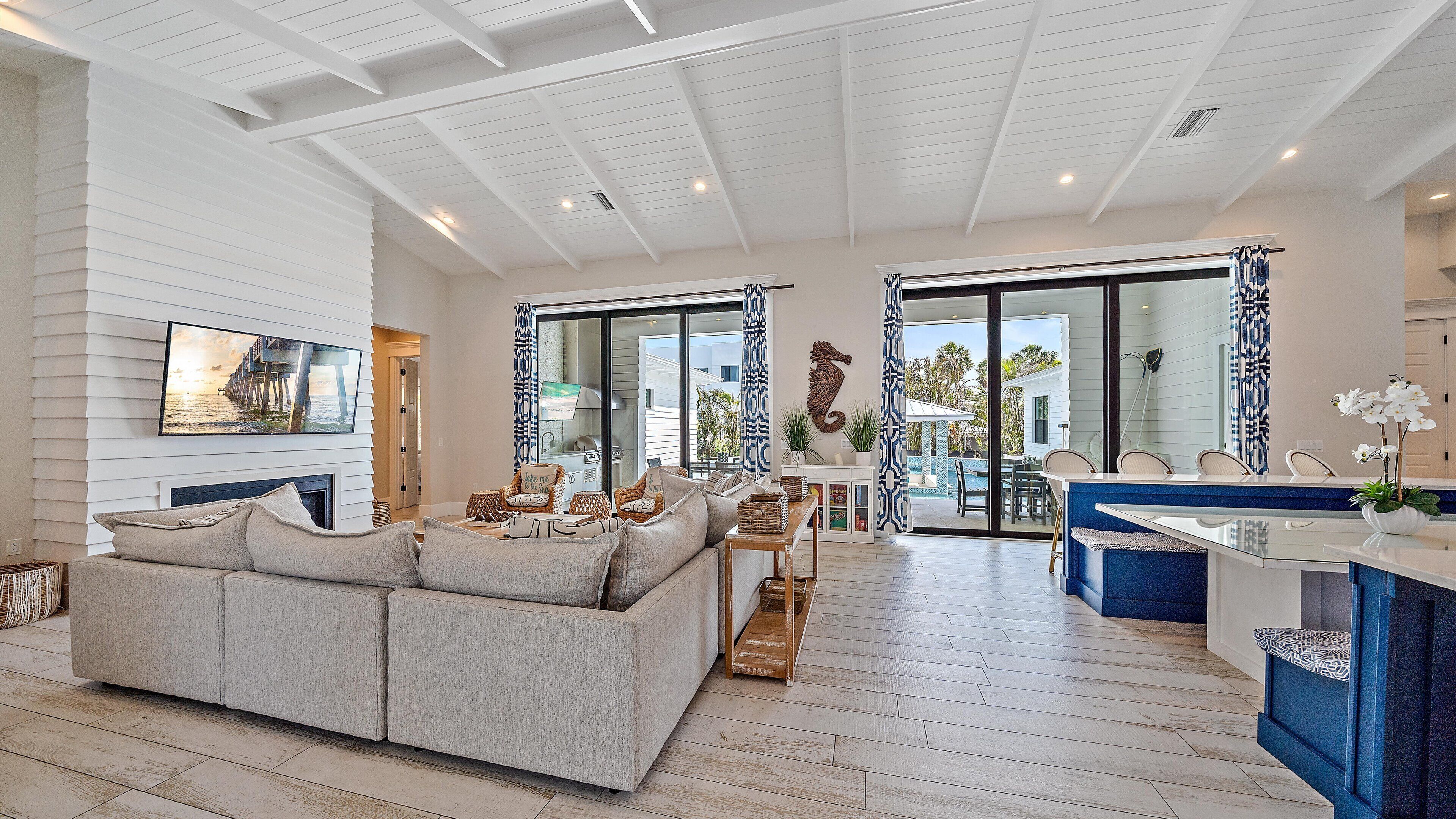 スマートテレビ、暖炉、テーブルサッカー台、卓球台