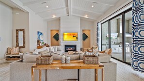 Smart TV, chimenea, futbolito y tenis de mesa 