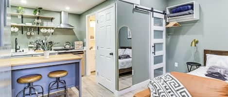 Iron/ironing board, WiFi, bed sheets