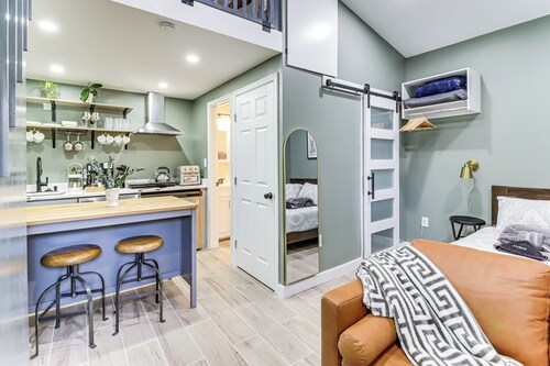5 Mi to National Harbor: Stylish Apt w/ Patio!