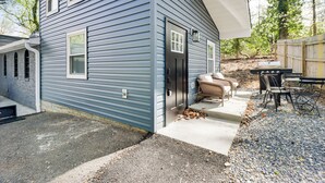 Une maison à deux étages dotée d’un patio couvert.