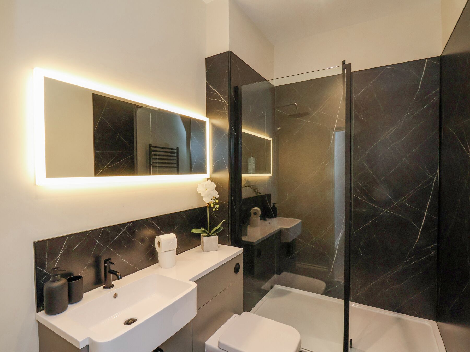 Cottage | Bathroom | Shower, hair dryer