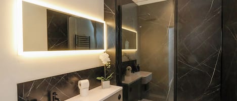 コテージ | バスルーム | シャワー、ヘアドライヤー