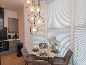 Cottage | Dining - The Salisbury Apartment 202 (Scarborough)