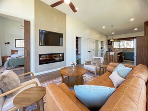 Smart TV, fireplace, stereo - Modern Scandinavian style cabin on mountain with 58 acres! (Mars Hill)