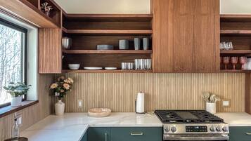 Een koelkast, een magnetron, een oven, een kookplaat