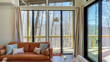 Een smart-tv, een open haard en een stereo