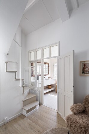 المنشأة من الداخل