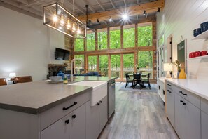 Four à micro-ondes, un four, surface de cuisson, lave-vaisselle