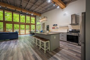 Four à micro-ondes, un four, surface de cuisson, lave-vaisselle