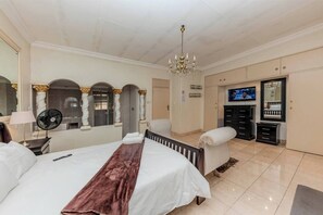1 slaapkamer, een strijkplank/strijkijzer, wifi, beddengoed