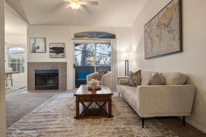 Smart TV - Scottsdale 3 Bdrm Condo w/Garage! Great complex w/ Pool! (Scottsdale)